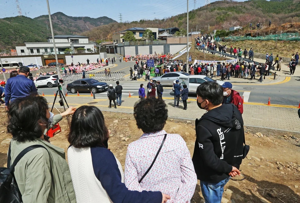 朴槿惠祭奠父母墓地:出狱后回老家养老，为人低调，很少露面。