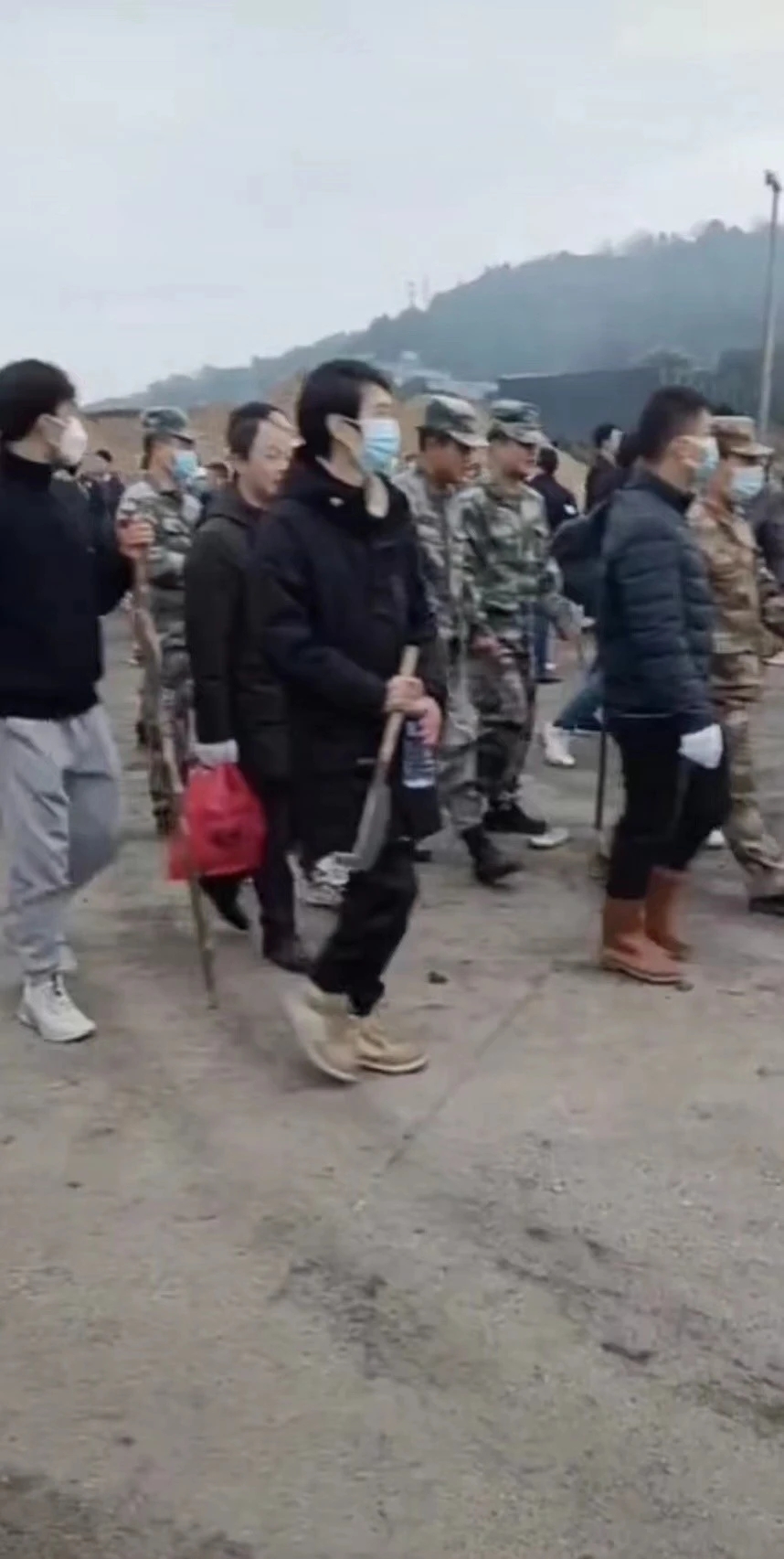 胡馨予的父亲:我没有心情去买年货。春节寻人的时候,有村民问:“你怎么还在找?