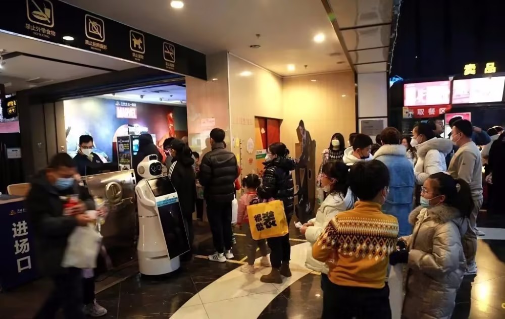 春节期间6天吸金65亿。第一天第一天“爆米花机一直没停过”,但是老板说不敢提高票价