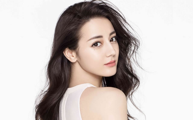 任嘉伦被拉雷纳坑的有多惨?她的偷税漏税被查后,就成了她的炮灰